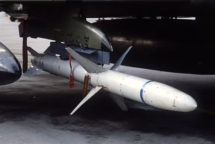 Nhưng do kích cỡ lớn, nên tên lửa AGM-88 không vừa với khoang vũ khí của F-35; vì vậy quân đội Mỹ có kế hoạch phát triển một loại tên lửa chống bức xạ mới với kích thước nhỏ hơn và khả năng bám bắt tín hiệu radar tốt hơn, để có thể lắp đặt trên máy bay chiến đấu F-35, nhằm chống lại hệ thống phòng không S-400 của Nga.
