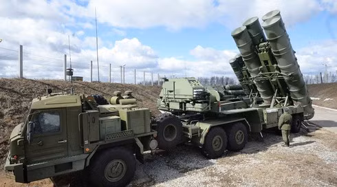 Tên lửa mới, công nghệ radar tối tân và có xu hướng phổ biến trên toàn thế giới, khiến hệ thống tên lửa phòng không S-400 trở thành thứ vũ khí vô cùng nguy hiểm, là mối đe dọa số một với chiến đấu cơ tàng hình F-35; vì vậy, Không quân Mỹ đang phát triển cho F-35 một loại tên lửa chống radar mới để đặc trị S-400.