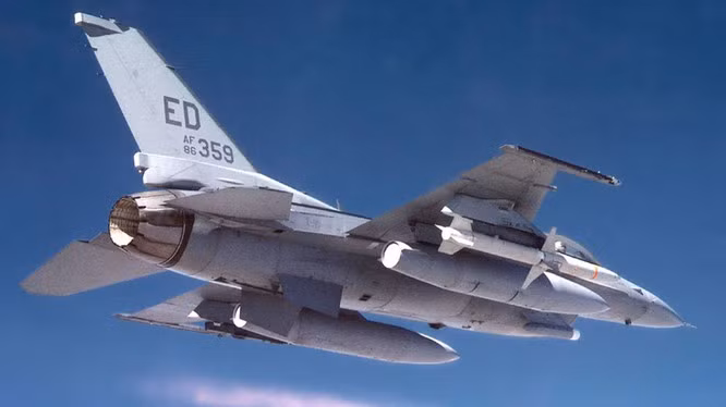 Nếu dựa vào vũ khí, F-35 khó có cơ hội để "dọn sạch" S-400; như vậy F-35 chỉ còn dựa vào tính năng tàng hình để tiếp cận S-400; có thể khẳng định, F-35 là một trong những máy bay chiến đấu tàng hình tiên tiến nhất hiện nay, khi diện tích phản xạ sóng radar của F-35 vào khoảng 0,1 m2; như vậy khả năng tàng hình tương đối tốt.