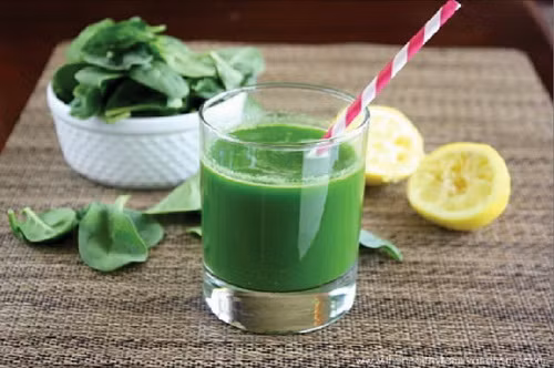 Nước ép rau cải bó xôi rất giàu chất xơ, có tác dụng trì hoãn tiêu hóa, khiến đường chuyển hóa chậm và đảm bảo rằng lượng đường không tăng đột ngột. Ảnh: suckhoedoisong.