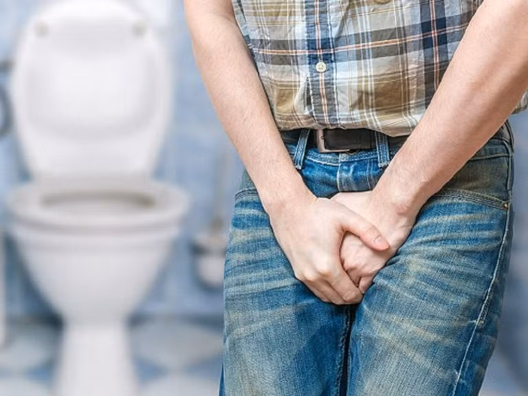 Thói quen này khiến nước tiểu bị giữ lại làm tăng áp lực cho thận, dẫn đến suy thận, sỏi thận và tiểu tiện mất kiểm soát. Ảnh: thanhnien.