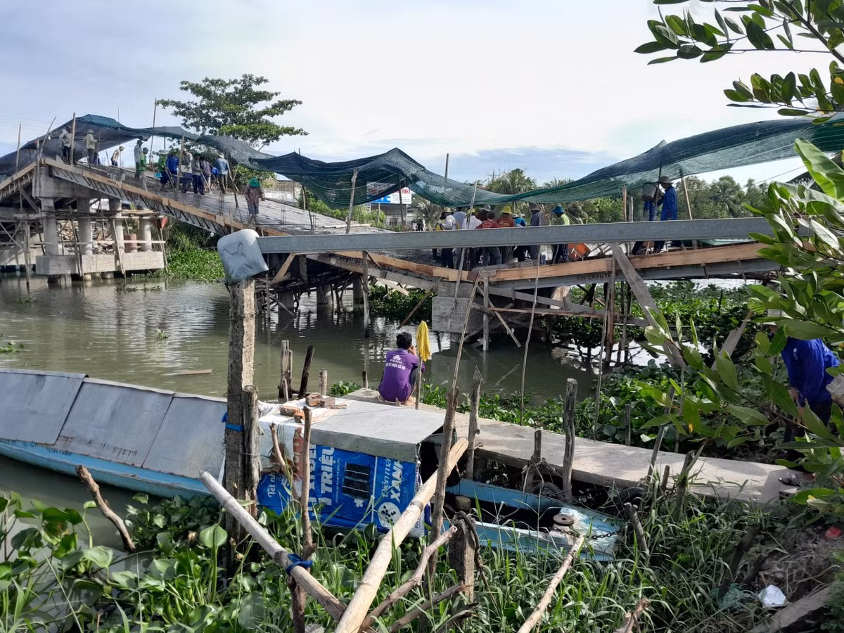 Kiên Giang: Sập cầu dân sinh đang thi công Kien Giang: Sap cau dan sinh dang thi cong