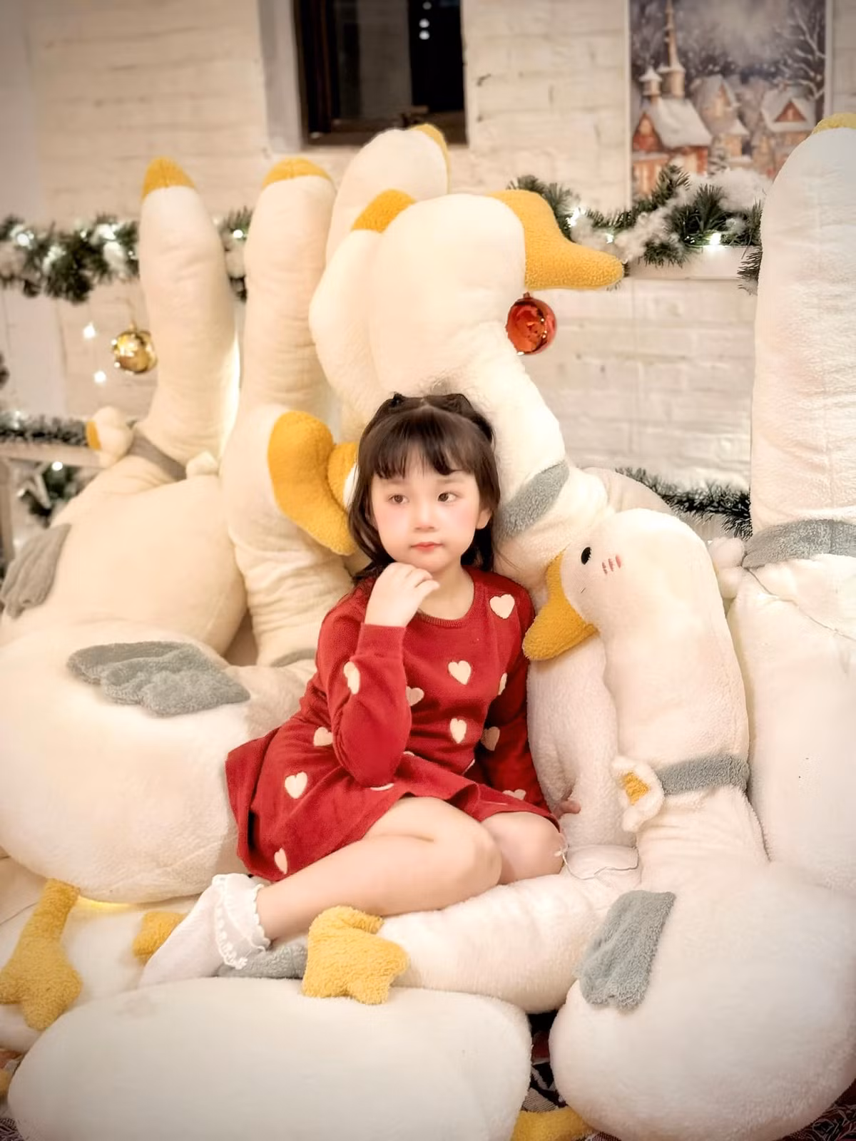 Em bé nhà nữ MC sở hữu vẻ ngoài dễ thương, đáng yêu, được nhiều người nhận xét sở hữu những đường nét thanh tú từ mẹ.