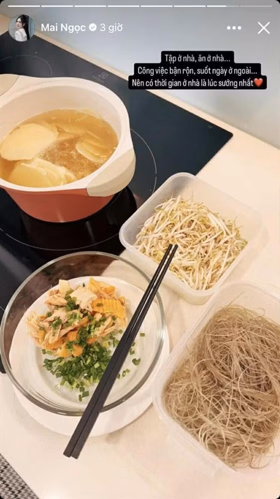 Trước đó ít lâu, Mai Ngọc tuy không công khai chuyện tình cảm nhưng đã để lộ một số hình ảnh ẩn ý khiến nhiều người đoán được rằng cô nàng đã tìm được hạnh phúc mới. Trong những bữa ăn của cô nàng có sự xuất hiện thêm của chiếc bát, đôi đũa.