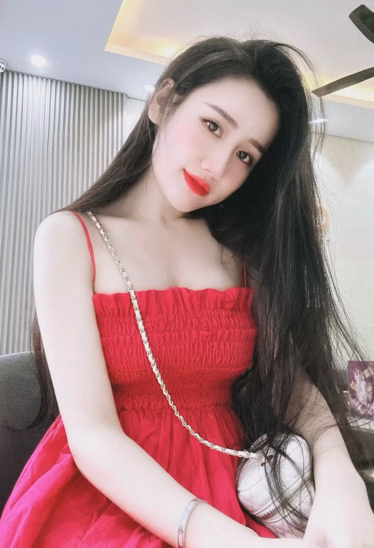 Sở hữu thân hình cân đối cùng số đo 3 vòng 87-60-92 (cm), cô nàng tự tin diện những thiết kế ôm sát khoe trọn vóc dáng.