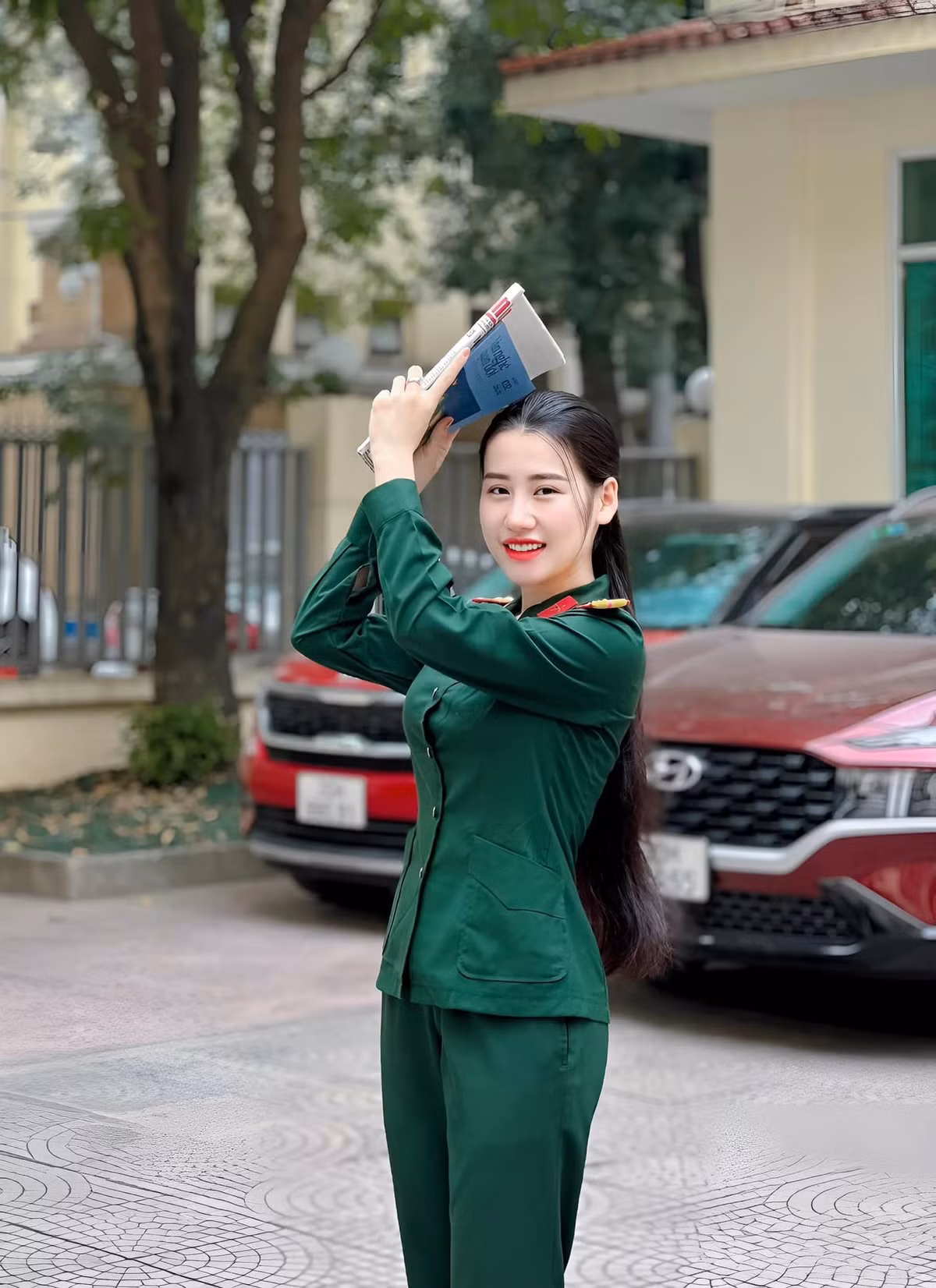 Trước đó, cô nàng cũng từng tốt nghiệp khoa Diễn viên Kịch - Điện ảnh tại trường Đại học Văn hóa - Nghệ thuật Quân đội.