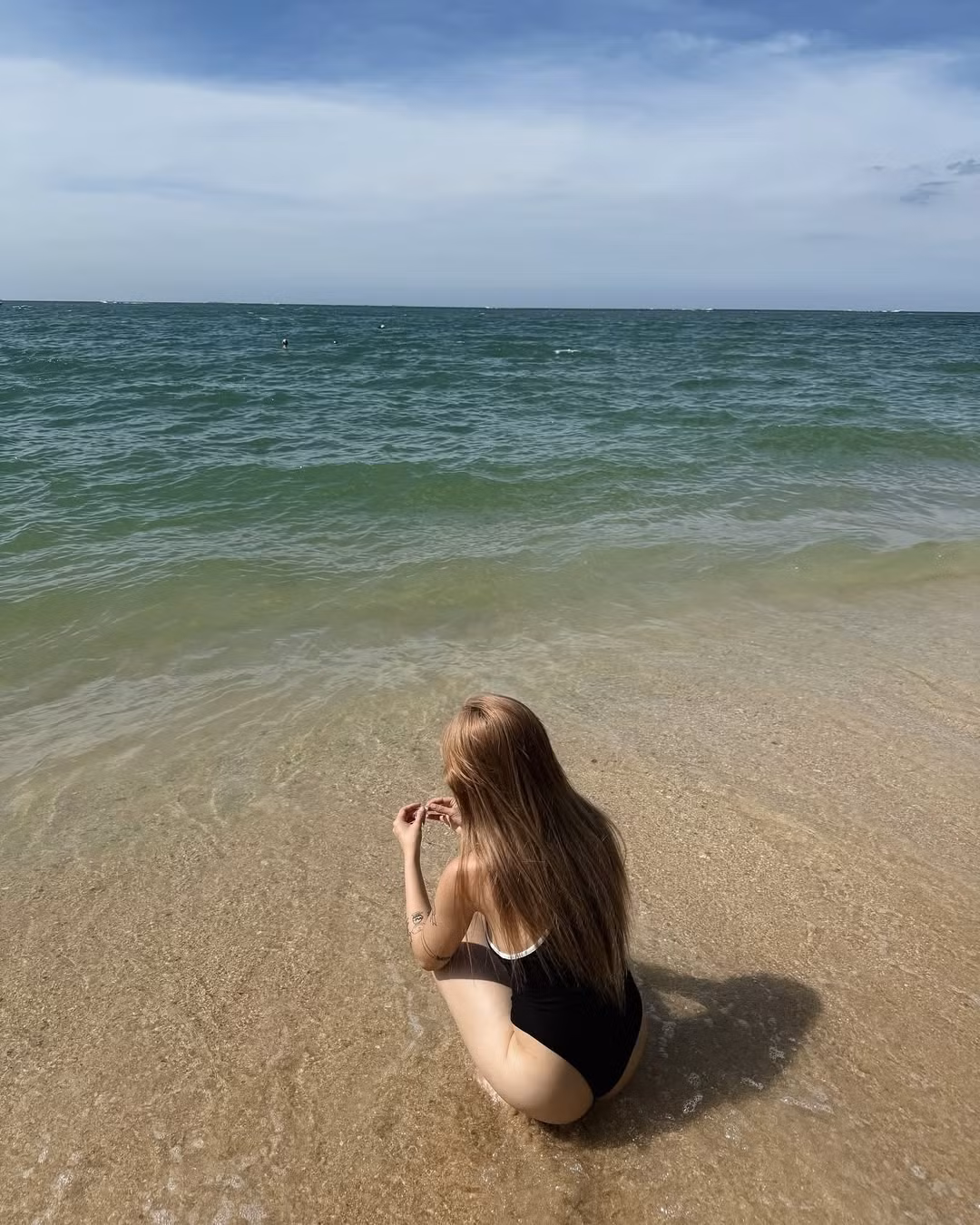 Cô nàng diện thiết kế bikini liền thân màu đen, khoe đường cong nuột nà.