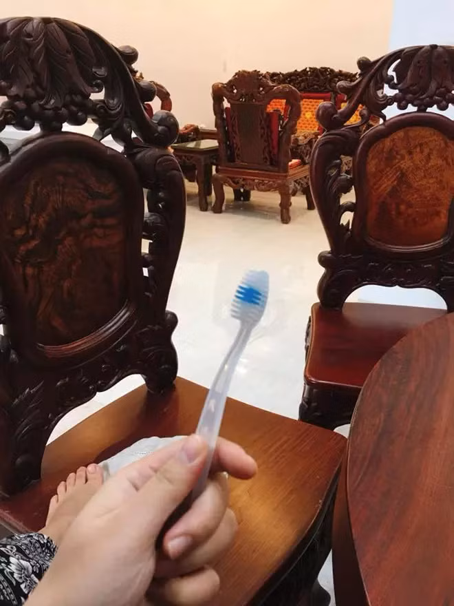 Dù công việc lau chùi bàn ghế yêu cầu sự tỉ mỉ và mất nhiều thời gian, tuy nhiên nhiều người vẫn cảm thấy vui vẻ khi được hòa vào không khí "toàn dân dọn nhà đón Tết". (Ảnh: Tổng hợp Facebook)