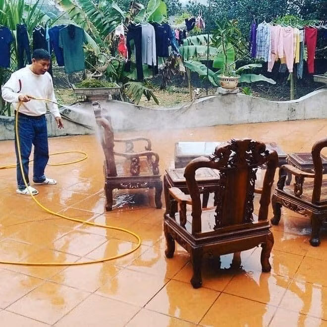 Phải cần đến ít nhất 2 người mới có thể chuyển bàn ghế ra sân để vệ sinh.