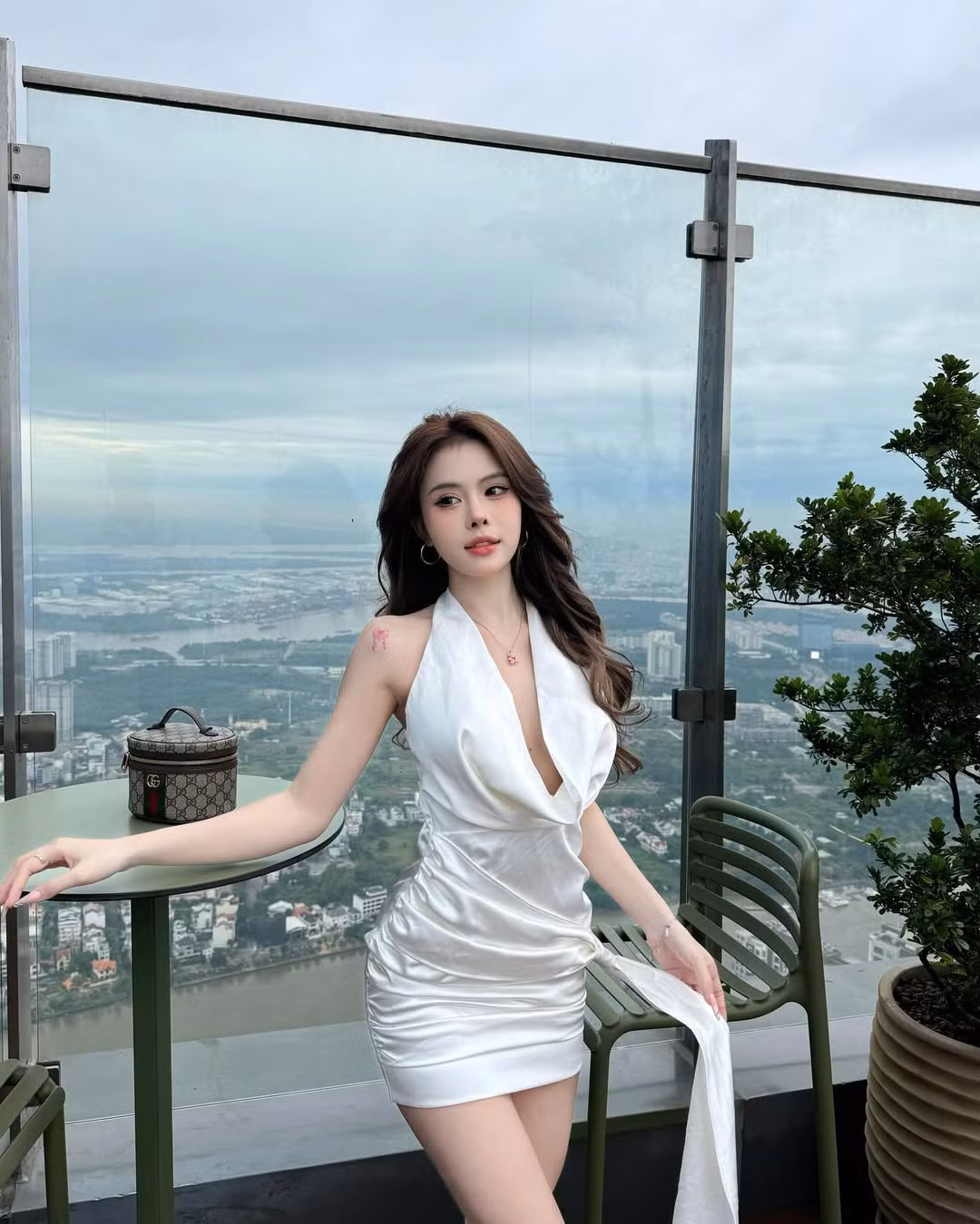 Theo đuổi phong cách gợi cảm, cô nàng không ít lần diện những thiết kế có phần cắt xẻ sâu, khoe đường cong chuẩn chỉnh.
