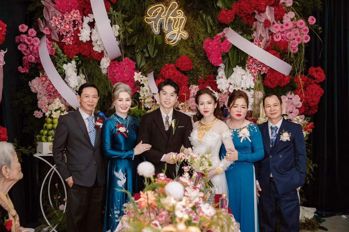 Được biết gia đình chú rể kinh doanh vàng và đá quý.