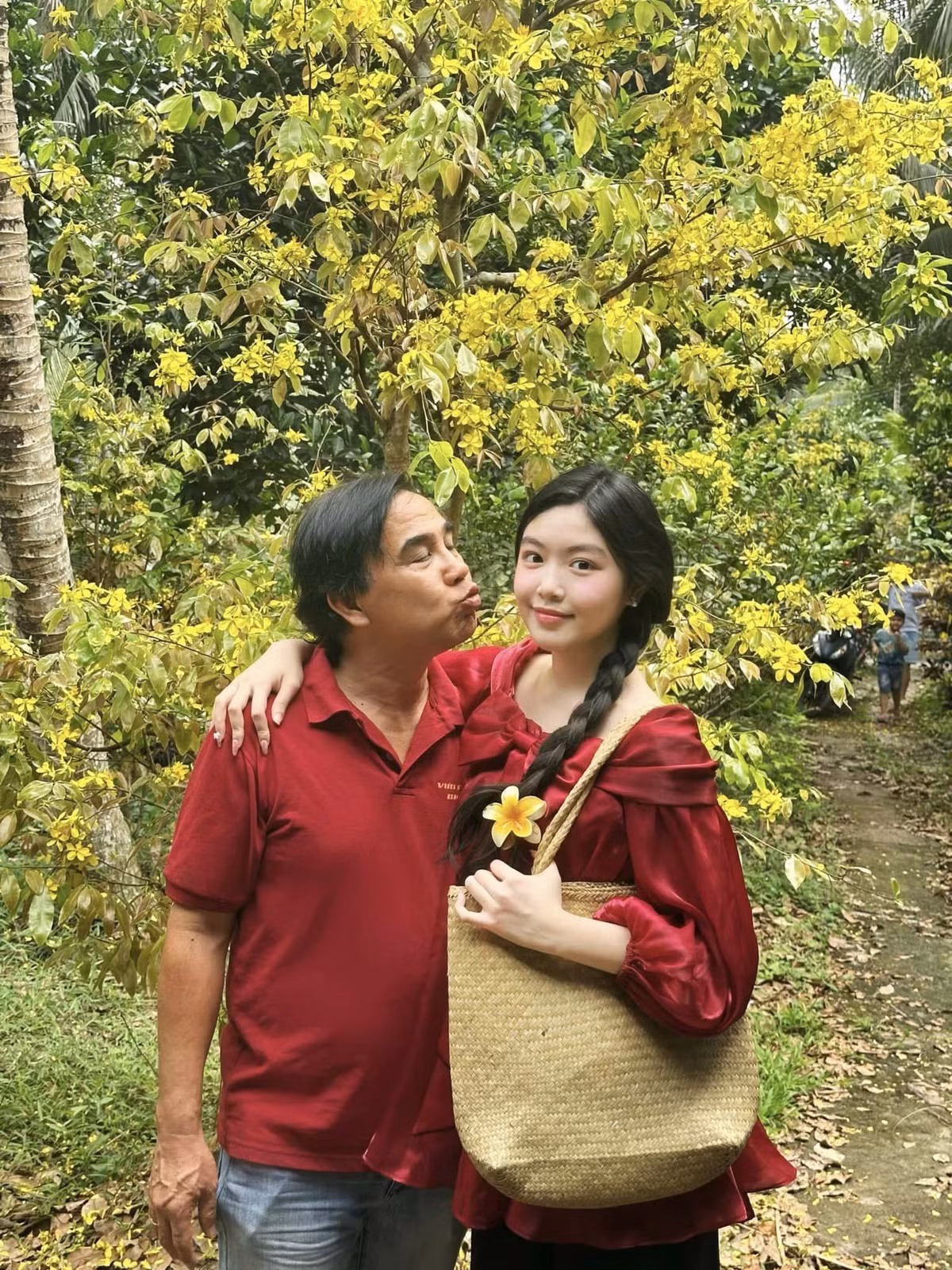 Nhiều người cũng chú ý đến dòng chia sẻ về lịch trình dày đặc khiến Lọ Lem thiếu ngủ. Thời gian gần đây, Lọ Lem bắt đầu tham gia các công việc liên quan đến nghệ thuật nên cô nàng khá bận rộn.