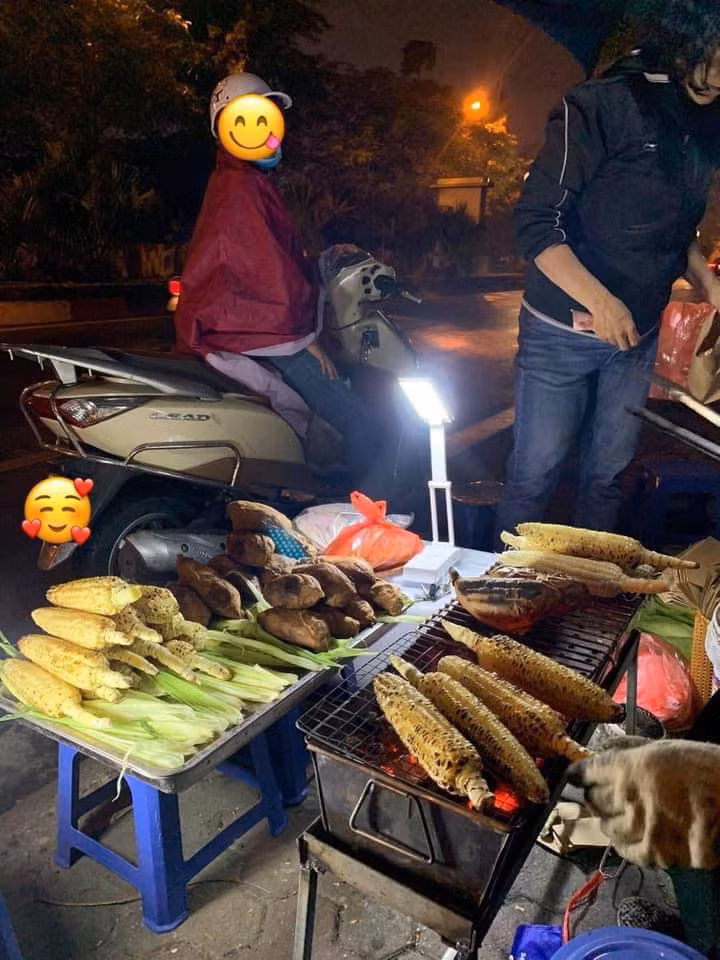 Mỗi bắp ngô có giá khoảng 10.000-15.000 đồng, khoai nướng có giá khoảng 80.000/kg, tính ra mỗi củ khoảng trên dưới 20.000 đồng.