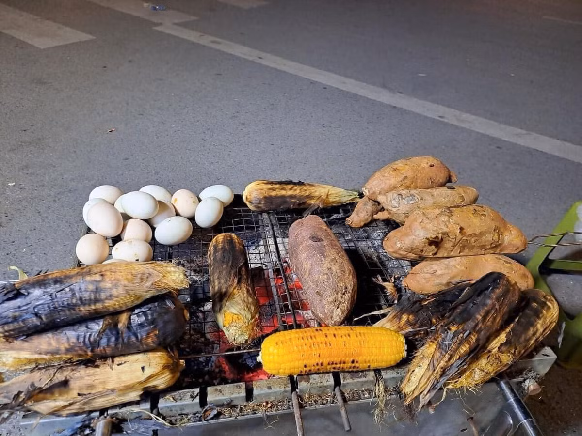 Trong tiết trời lạnh giá, một bắp ngô nóng hổi, một củ khoai nướng thơm lừng sẽ giúp cơ thể ấm lên nhanh chóng.