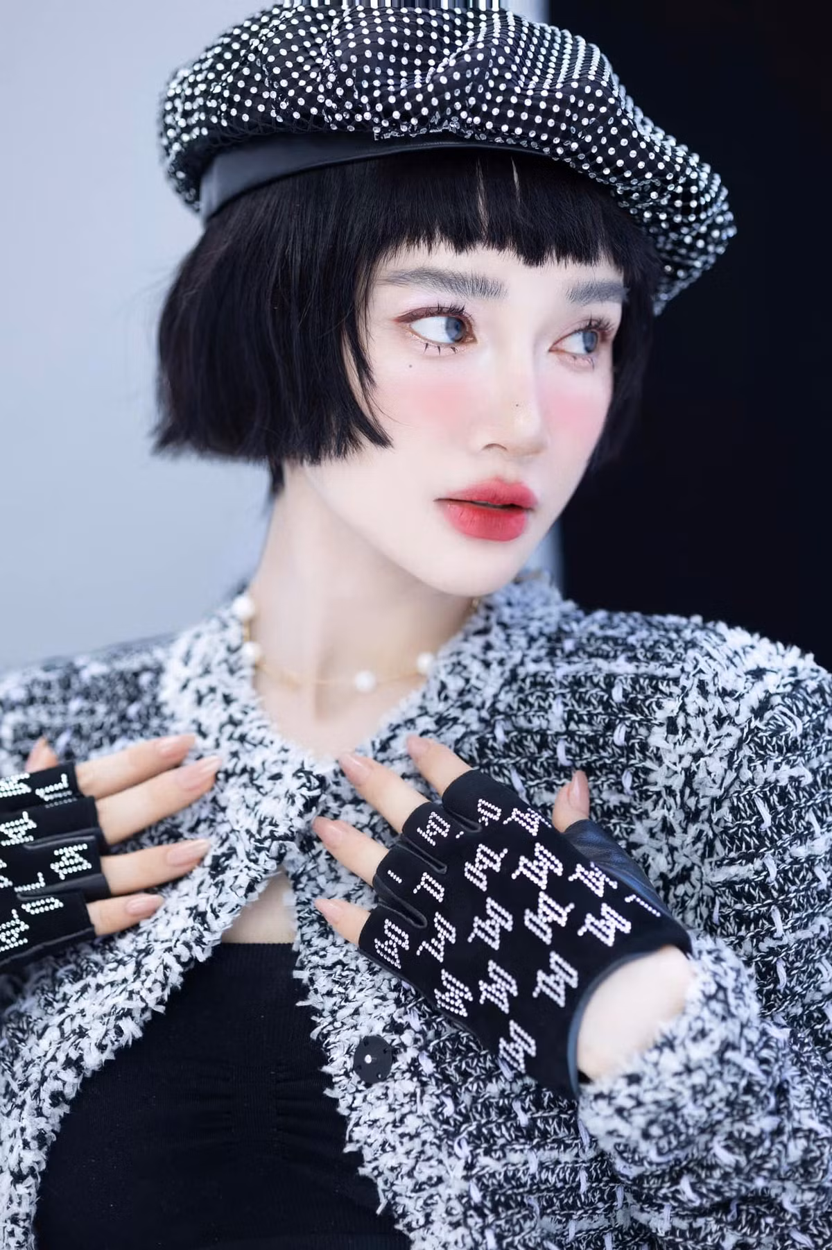 Nhã Phương lựa chọn diện set dạ tweed cực sang chảnh thời thượng, kết hợp cùng đôi găng tay tone sur tone và chiếc túi vừa cá tính vừa mang tính high fashion.