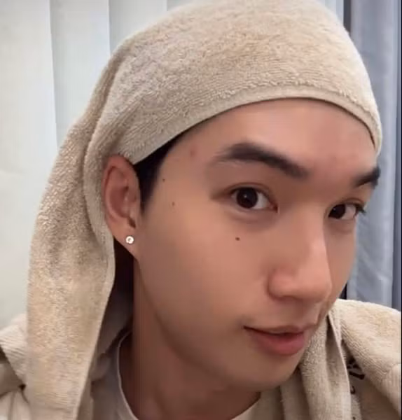 Tối hôm qua (16/12), HIEUTHUHAI đã có buổi livestream đập hộp Nút Vàng của Youtube, đồng thời chuyện trò cùng fan. Buổi trực tiếp đã thu hút rất nhiều người theo dõi, thậm chí có thời điểm số lượng người xem cùng lúc còn lên đến gần 80.000 mắt xem.