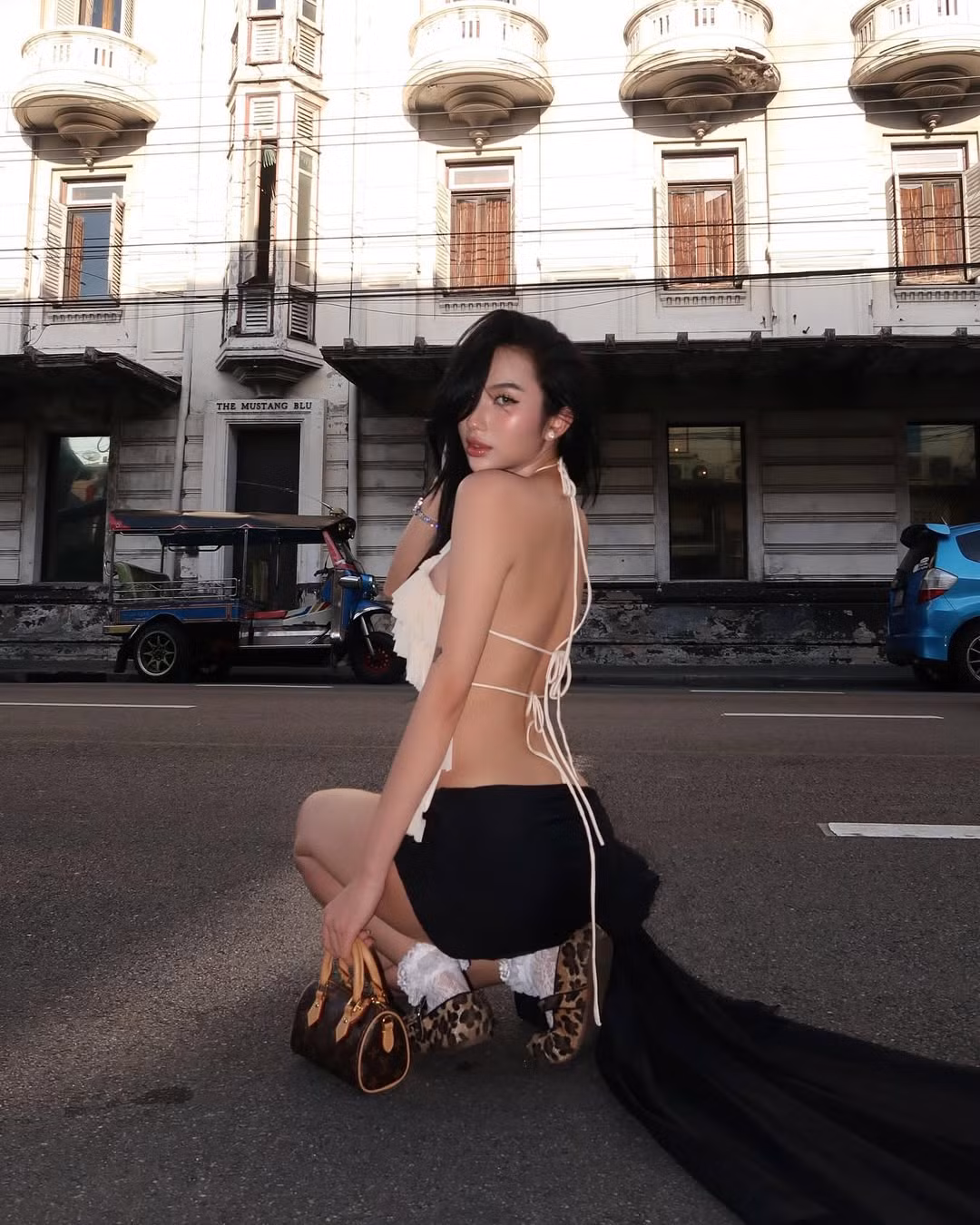 Cô nàng cũng rất tích cực lăng xê mốt không nội y.