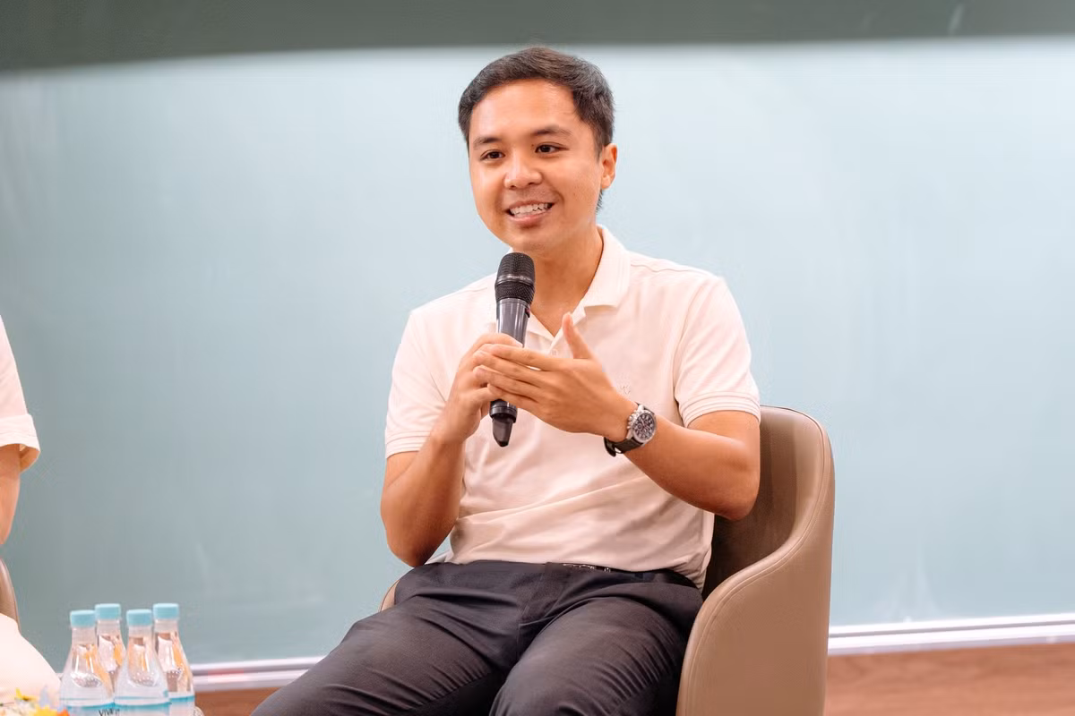 Năm 2024, anh về nước và trở thành Trưởng bộ phận học thuật Trung tâm Edison, chuyên phụ trách các lĩnh vực định hướng học tập và nghề nghiệp. Anh cũng là quản trị viên một hội nhóm hướng nghiệp trên Facebook. Cùng với đó, Phan Minh Đức thành lập trung tâm ôn luyện SAT, IELTS cho riêng mình. (Ảnh: FBNV)