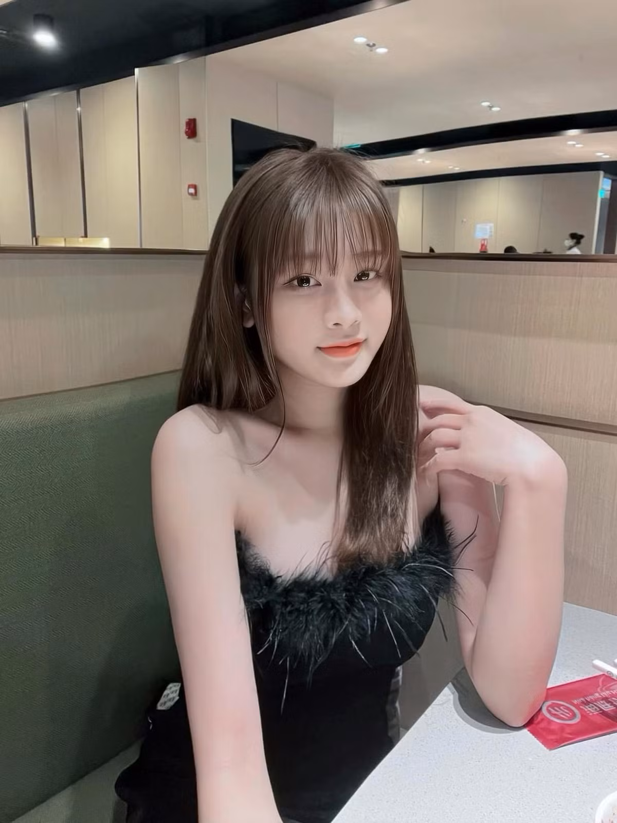 Trên trang cá nhân, cô nàng thường đăng tải những khoảnh khắc cuộc sống đời thường, cũng như các buổi livestream nói chuyện cùng người hâm mộ.