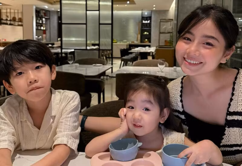 Nam Thương kết hôn với hot boy Ba Duy và có hai con. Cặp đôi được xem là một trong những cặp đôi đẹp của giới trẻ Việt Nam.