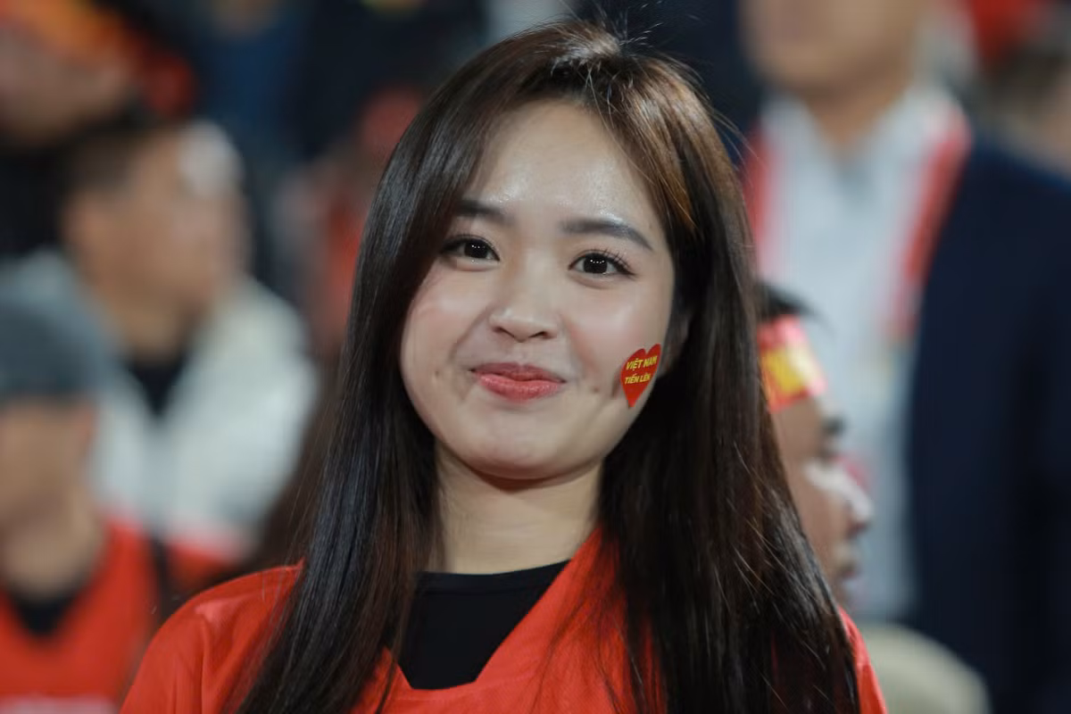 Gương mặt bầu bĩnh cùng đôi mắt to tròn thu hút cái nhìn của người đối diện.