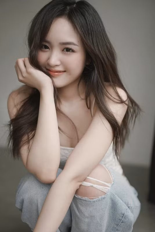Gương mặt bầu bĩnh dễ thương cùng hai chiếc má lúm là "vũ khí" giúp cô nàng chinh phục người đối diện ngay từ lần gặp đầu tiên.