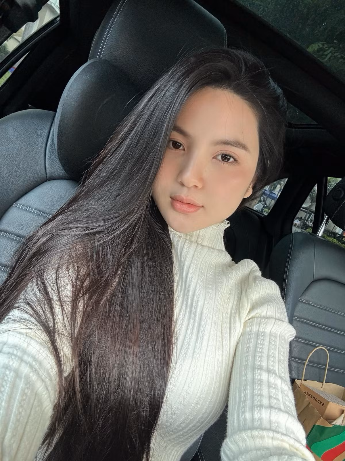 Mặc dù mái tóc dài này khá hợp với bà xã Quang Hải nhưng trong quá khứ, nó cũng từng khiến cô dính thị phi. Là chủ shop bán các sản phẩm kích mọc tóc, nhưng nhiều lần cô bị netizen nghi ngờ là đi cấy tóc nên có đường chân tóc tròn lạ. Tuy nhiên cô nàng đính chính là mình là mình phải đi triệt đường chân tóc chứ không hề có chuyện cấy tóc.