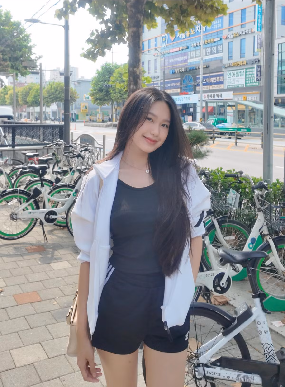 Từ trước đến nay, Doãn Hải My vẫn luôn trung thành với kiểu tóc dài thẳng, cô chỉ tạo kiểu sóng lơi nhẹ nhàng mỗi lần tham gia sự kiện nào đó hoặc có dịp quan trọng.