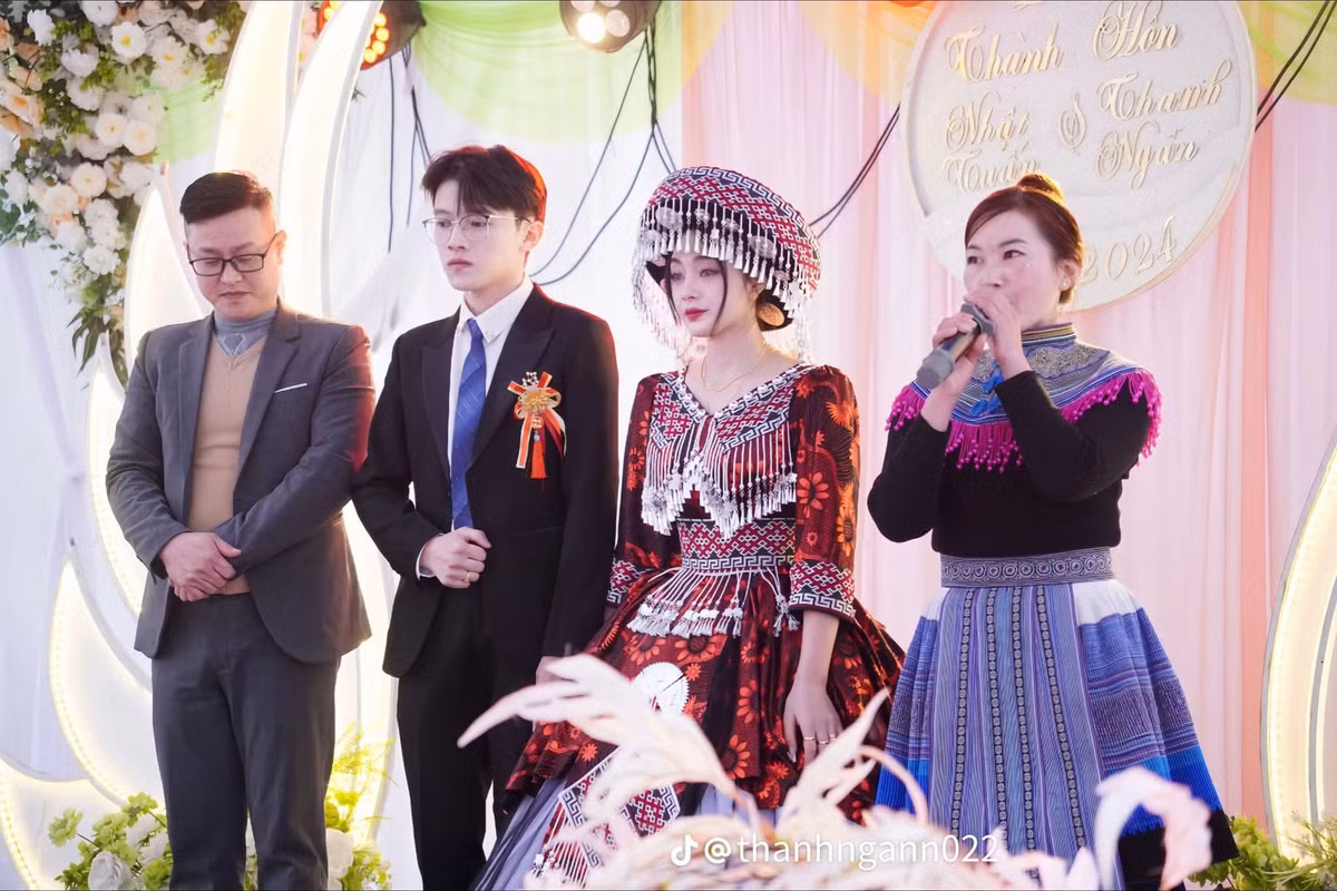 Ngoài chiếc váy cưới trắng, cô dâu cũng diện trang phục dân tộc truyền thống. Hình ảnh cô dâu trong bộ váy cưới cách tân của người Mông, kết hợp hài hòa với vest lịch lãm của chú rể, đã nhanh chóng thu hút hàng nghìn lượt thích và bình luận.