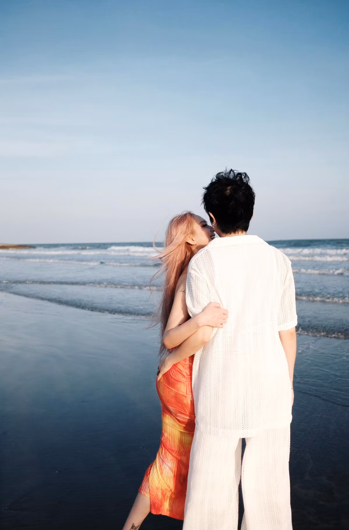 Nhiều fan còn tinh ý phát hiện "bàn tay hư" của Gil Lê trong một tấm hình.