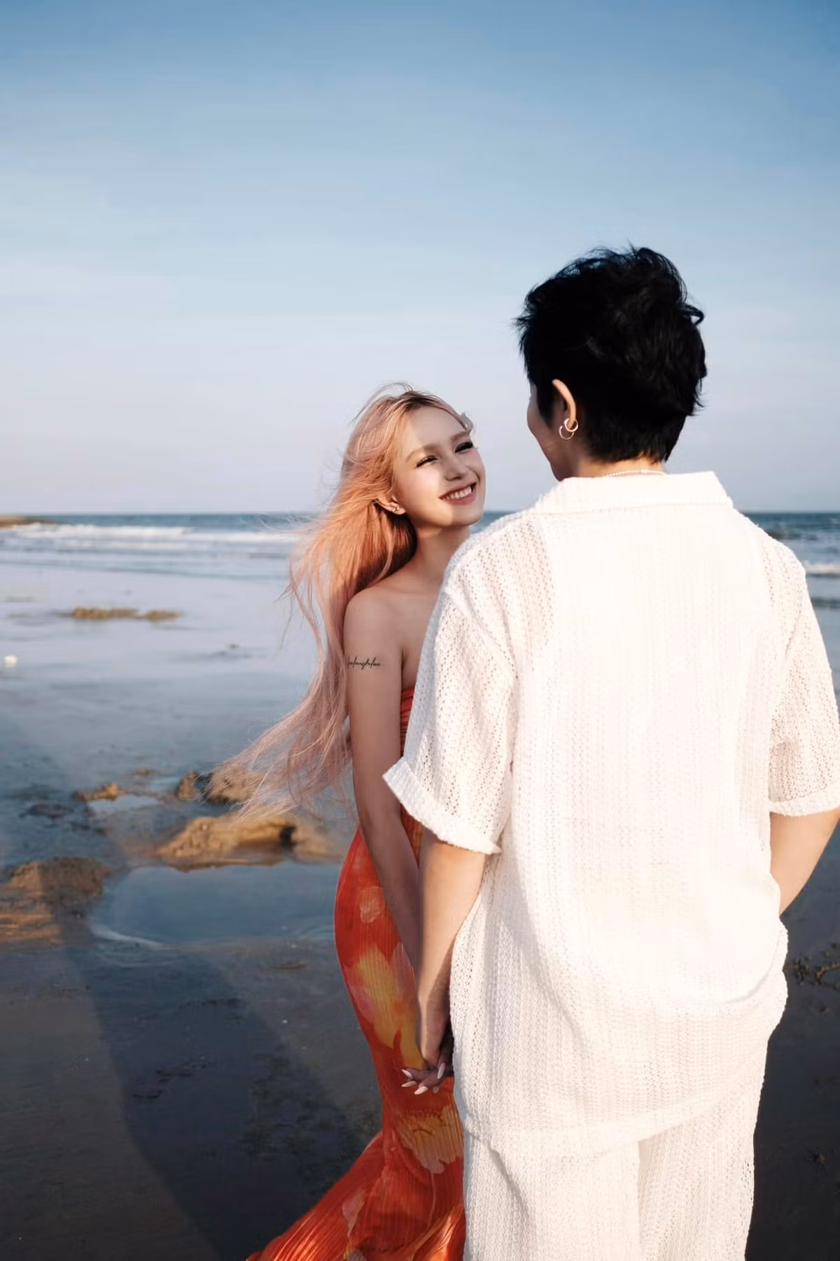 Không chỉ đồng hành với nhau trong nhiều sự kiện, Xoài Non cũng không ngần ngại đăng tải hình ảnh tình tứ bên Gil Lê.