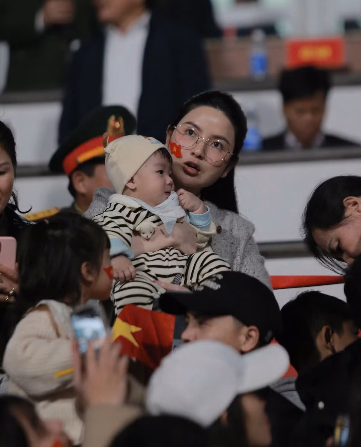 Trước đó vào ngày 15/12, khi đội tuyển Việt Nam có trận đấu đầu tiên tại ASEAN Cup 2024 trước đối thủ là Indonesia trên sân nhà ở Việt Trì, Chu Thanh Huyền cùng con trai cũng có mặt.