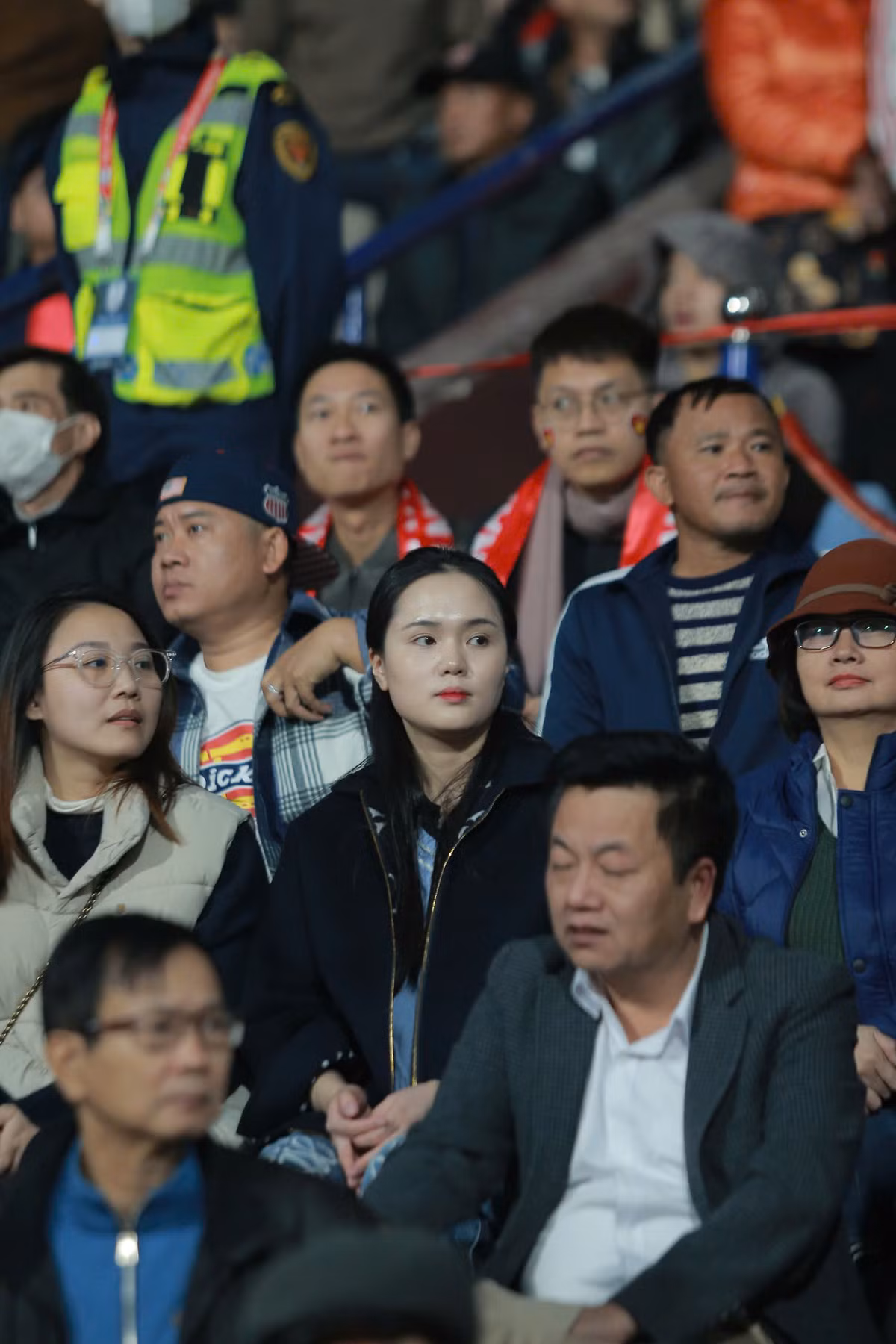 Thời tiết tại Việt Trì hôm nay khá lạnh nên Quỳnh Anh mặc áo khoác đơn giản và ấm áp.