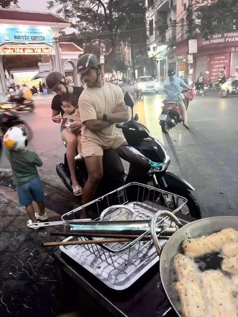 Trước đó, hình ảnh anh chàng "hòa tan" với cuộc sống ở Việt Nam khi chở vợ con đi xe máy mua bánh chuối cũng khiến mạng xã hội rần rần.