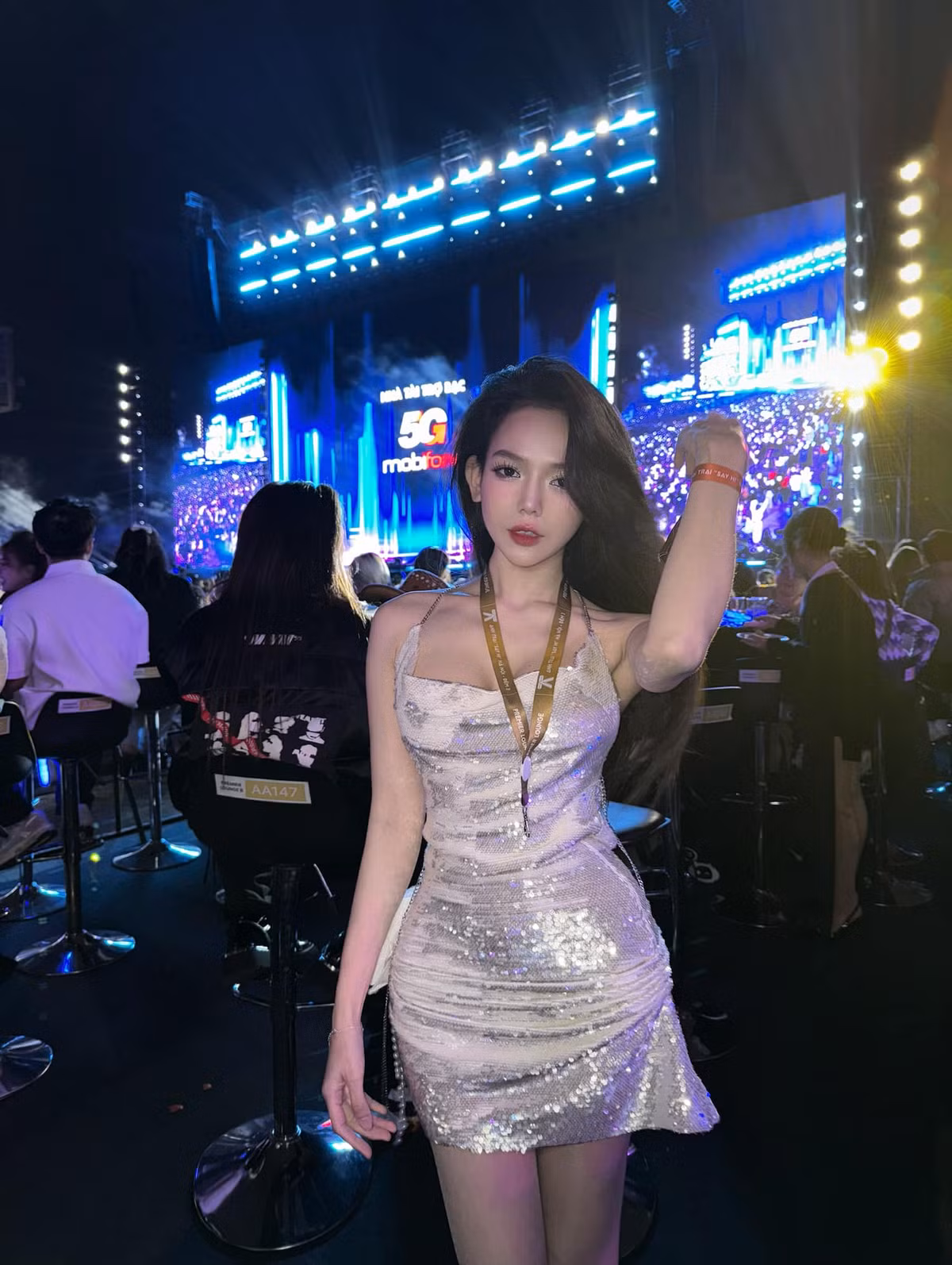 Diện chiếc váy hai dây ôm sát, cô nàng Phạm Quỳnh Trang vô cùng nổi bật khi tham gia concert. Mặc dù tối hôm đó thời tiết có mưa phùn nhẹ và khá lạnh, nhưng với tinh thần "cháy hết mình", Quỳnh Trang đã không ngại lên đồ thật đẹp để check-in.
