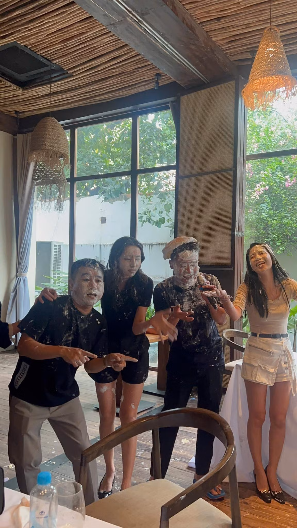 Quang Linh và Thùy Tiên vô cùng thân thiết với nhau trong bữa tiệc.