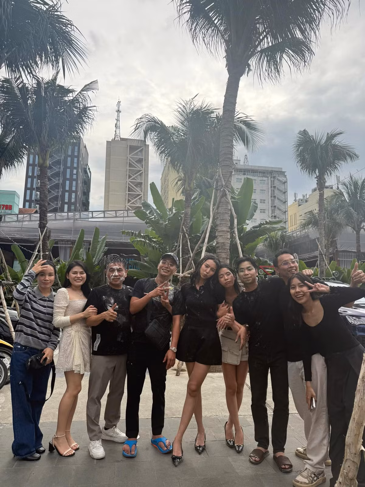 Mới đây, Thùy Tiên vừa xả loạt ảnh sau tiệc mừng sinh nhật Quang Linh kèm theo dòng trạng thái: "Những ánh mắt thất thần, những nụ cười ngờ nghệch. Là chúng tôi sau tiệc".