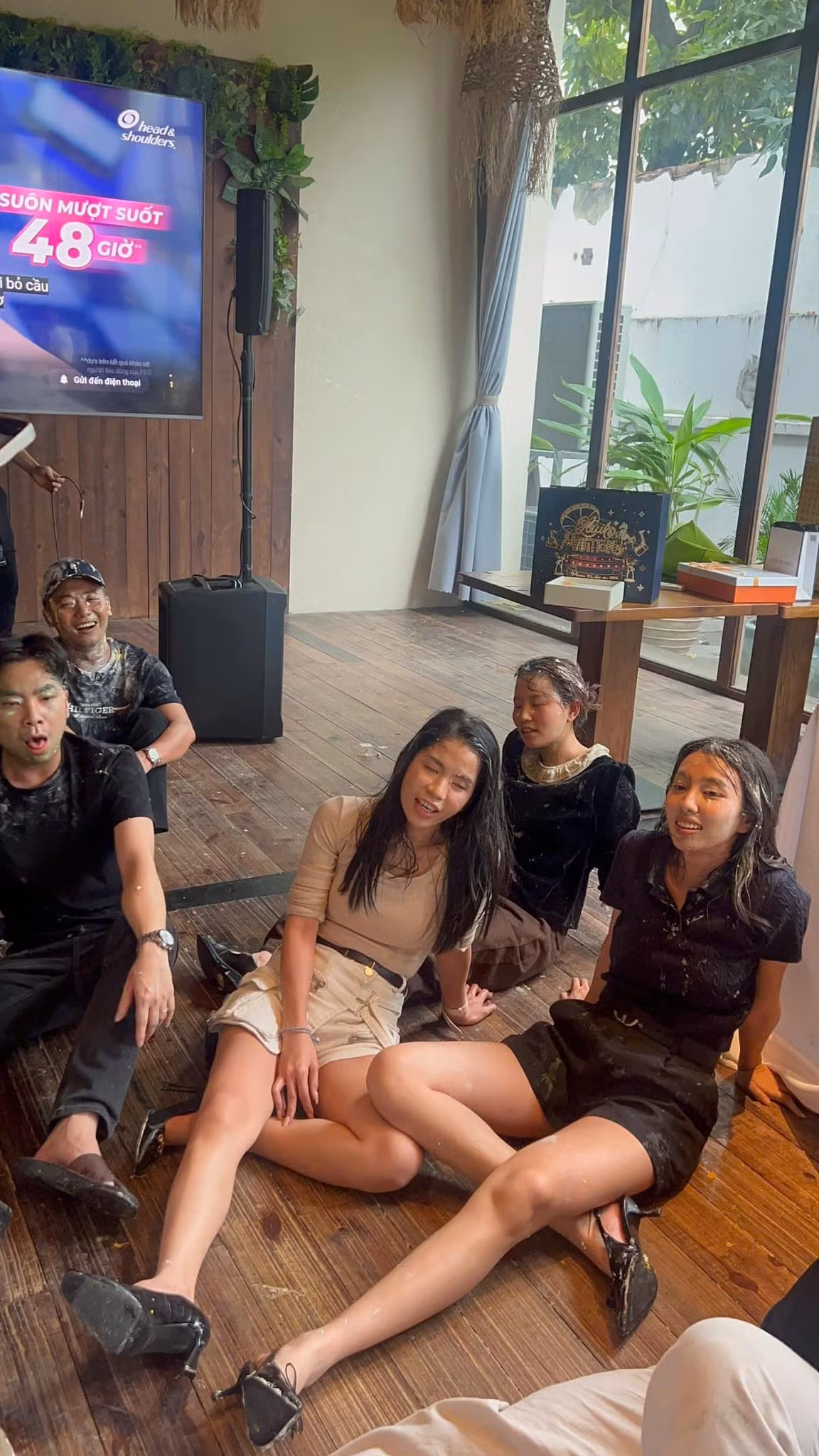 Trong khung hình, Thùy Tiên, Hằng Du Mục, chị gái của Quang Linh ngồi cạnh nhau mệt mỏi sau một hồi quẩy cực sung.