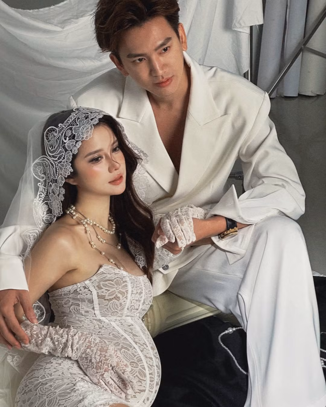 Trong thời kỳ mang thai, Cherry cũng liên tục cập nhật hình ảnh và chia sẻ các bí quyết chăm sóc sắc đẹp trong gia đoạn này. Dân mạng ghen tỵ khi dù mang bầu đến những tháng cuối, hot girl Malaysia vẫn có dáng người thon thả, nuột nà.