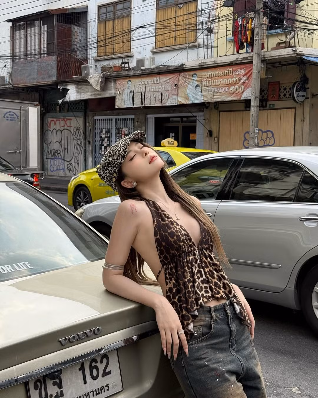 Võ Nữ Ngân Hà sinh năm 2003, cô nổi tiếng là Tiktoker sở hữu nhiều clip triệu view. Ngoài các clip với nội dung hấp dẫn, nhan sắc xinh đẹp, thanh thuần của Ngân Hà còn được nhiều người yêu thích.