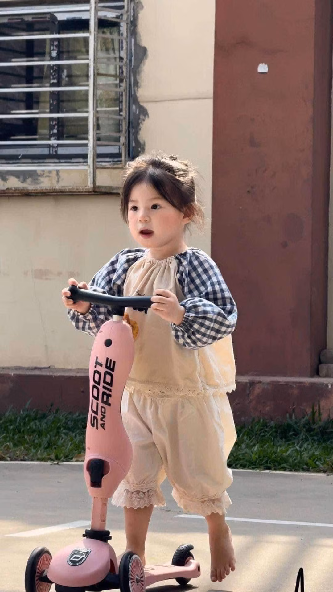 Nhìn những hình ảnh này, nhiều người theo dõi cô bé đã phải thốt lên: "Em Pam lớn thật rồi".