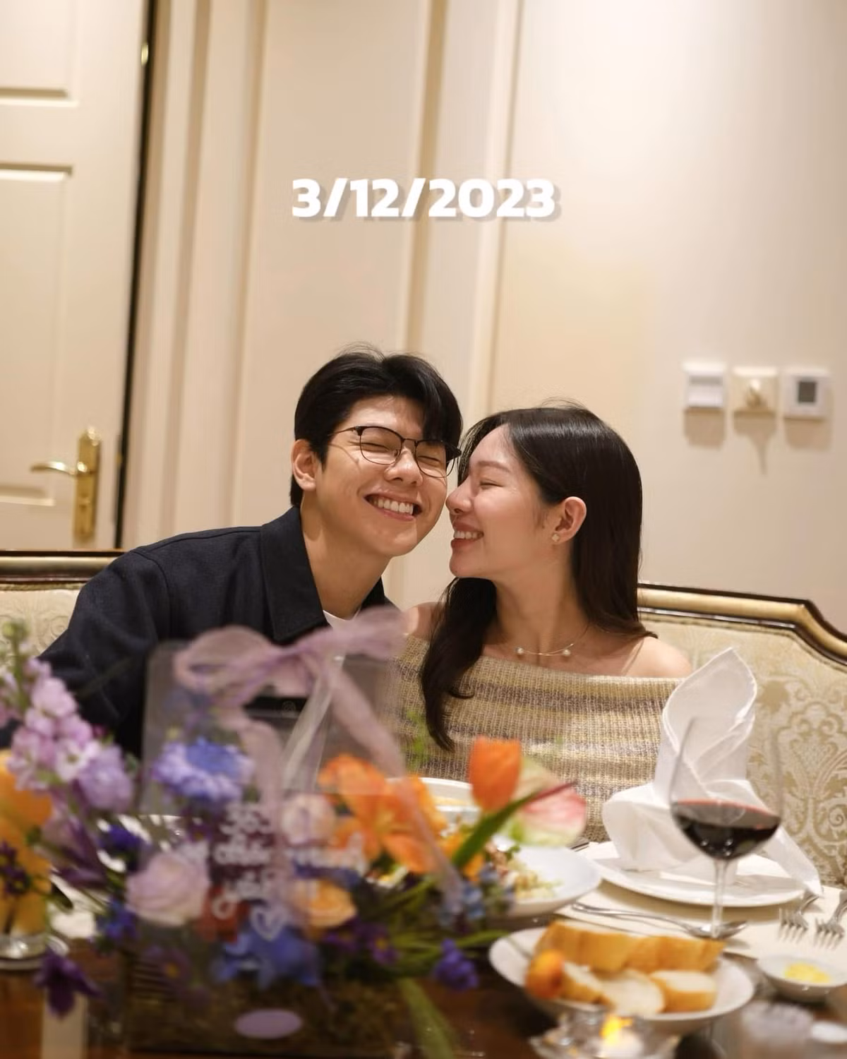 Những dòng tâm sự của cặp đôi khiến nhiều người vô cùng xúc động: "Vèo cái mà đã 5 năm rồi đây. Mới ngày nào cùng nhau bước vào lễ đường mà bây giờ đã thành bố bỉm mẹ bỉm rồi. Mỗi lần nhìn lại đều thầm cảm ơn, cảm ơn vì lúc nào cũng bên cạnh truyền cho nhau năng lượng, cảm ơn vì tất cả mọi điều. Cảm ơn vì thanh xuân chúng ta có nhau."