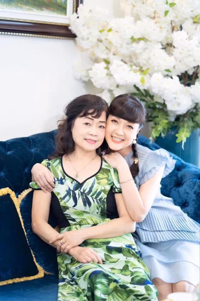Ở tuổi xế chiều, nghệ sĩ Bích Liên dành nhiều thời gian chăm sóc các cháu, bên cạnh đó bà cũng dành thời gian để đi chơi, thư giãn.