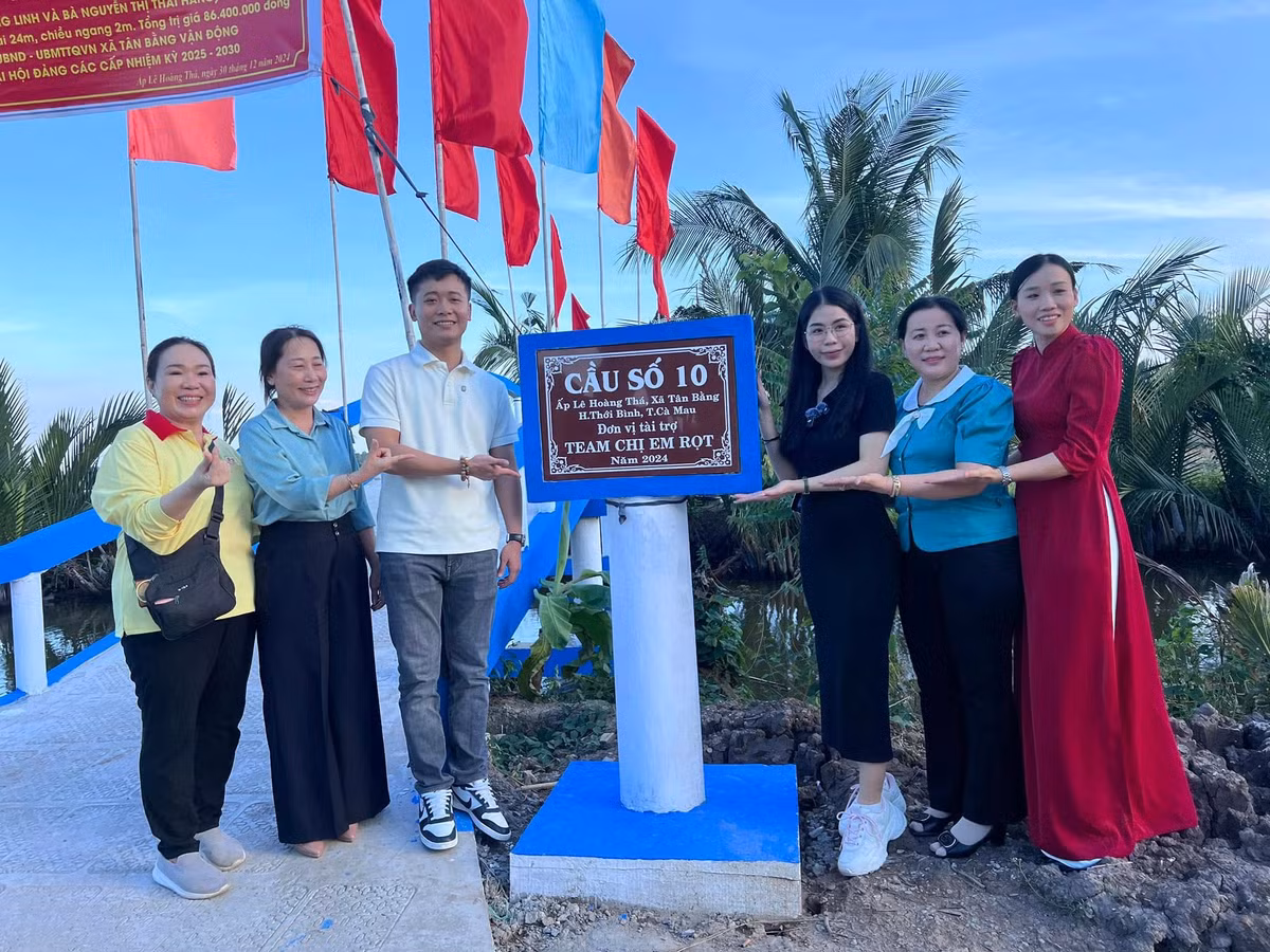 Được biết, cầu đã hoàn thành trước đó khá lâu nhưng do lịch trình cá nhân của Quang Linh và Hằng Du Mục nên đến thời gian này mới có thể sắp xếp để về Cà Mau tham dự lễ khánh thành.