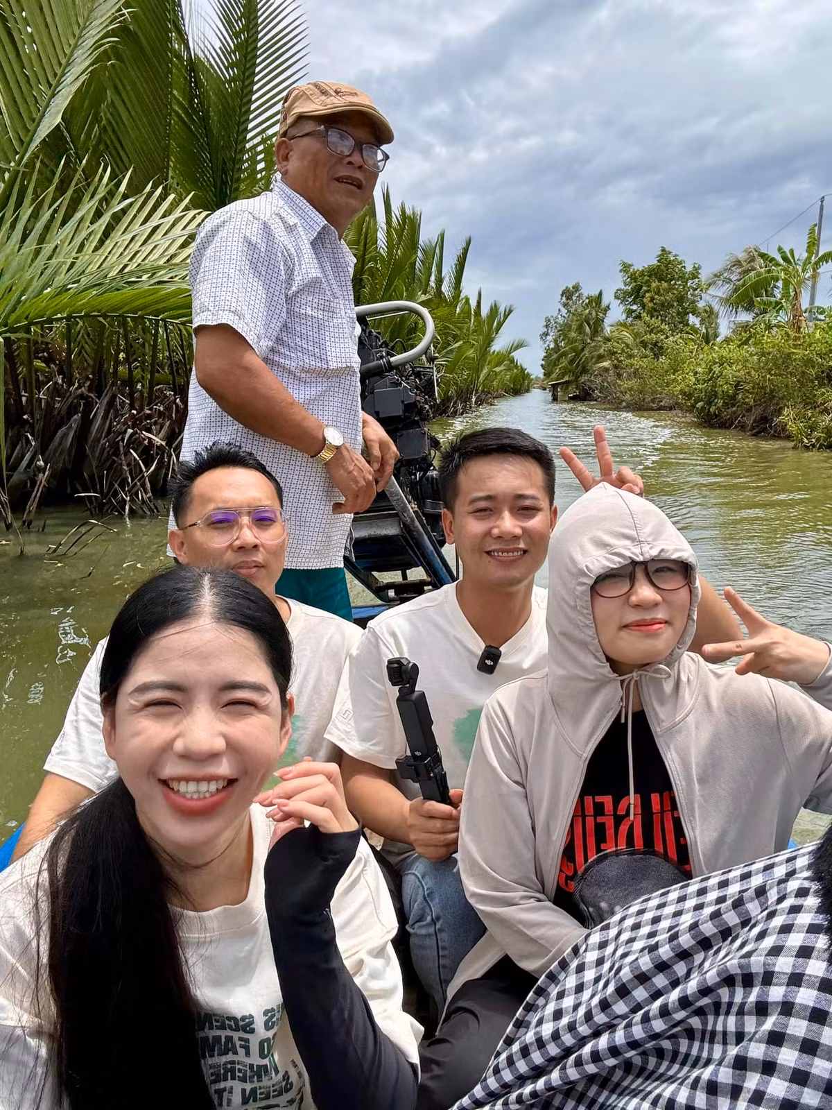 Hai người thường xuyên hợp tác, khiến cư dân mạng thích thú trước những màn đối thoại hài hước. Quang Linh và Hằng Du Mục cũng tự nhận mình là "chị em rọt" (chị em ruột).