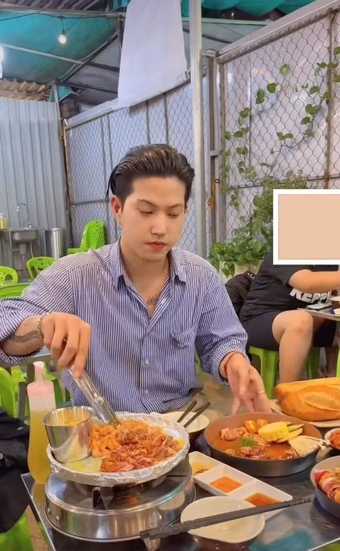 Điển hình phải kể đến màn tranh cãi của hot TikToker này với chủ quán gỏi Ty Thy. Nờ Ô Nô đã review quán ăn này và cho rằng thức ăn của quán có giòi khiến nhiều thực khách phải hoang mang lo lắng. Sau đó, chính chủ quán - Ty Thy cũng đã có một video đáp trả và phản biện lại thông tin này.