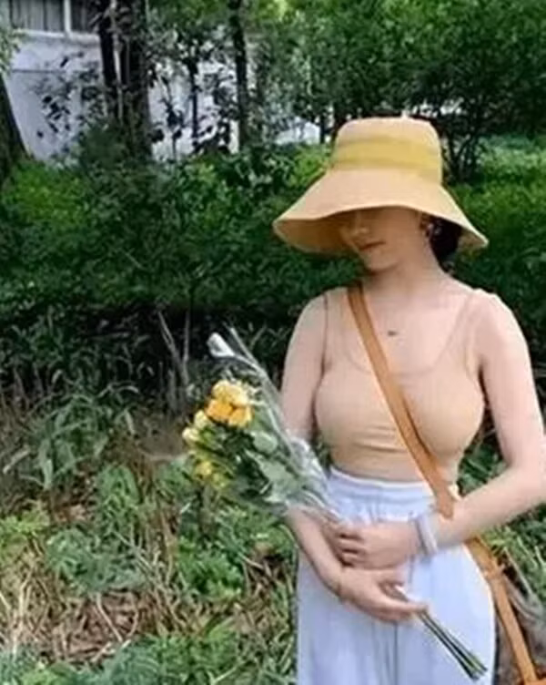 Tuy nhiên, việc diện một chiếc áo hai dây màu da bó sát và cách đeo túi "phản chủ" đã khiến toàn bộ đường cong vòng 1 của con gái Huỳnh Lỗi bị lộ ra tạo nên sự bàn tán rộng rãi trên mạng xã hội.