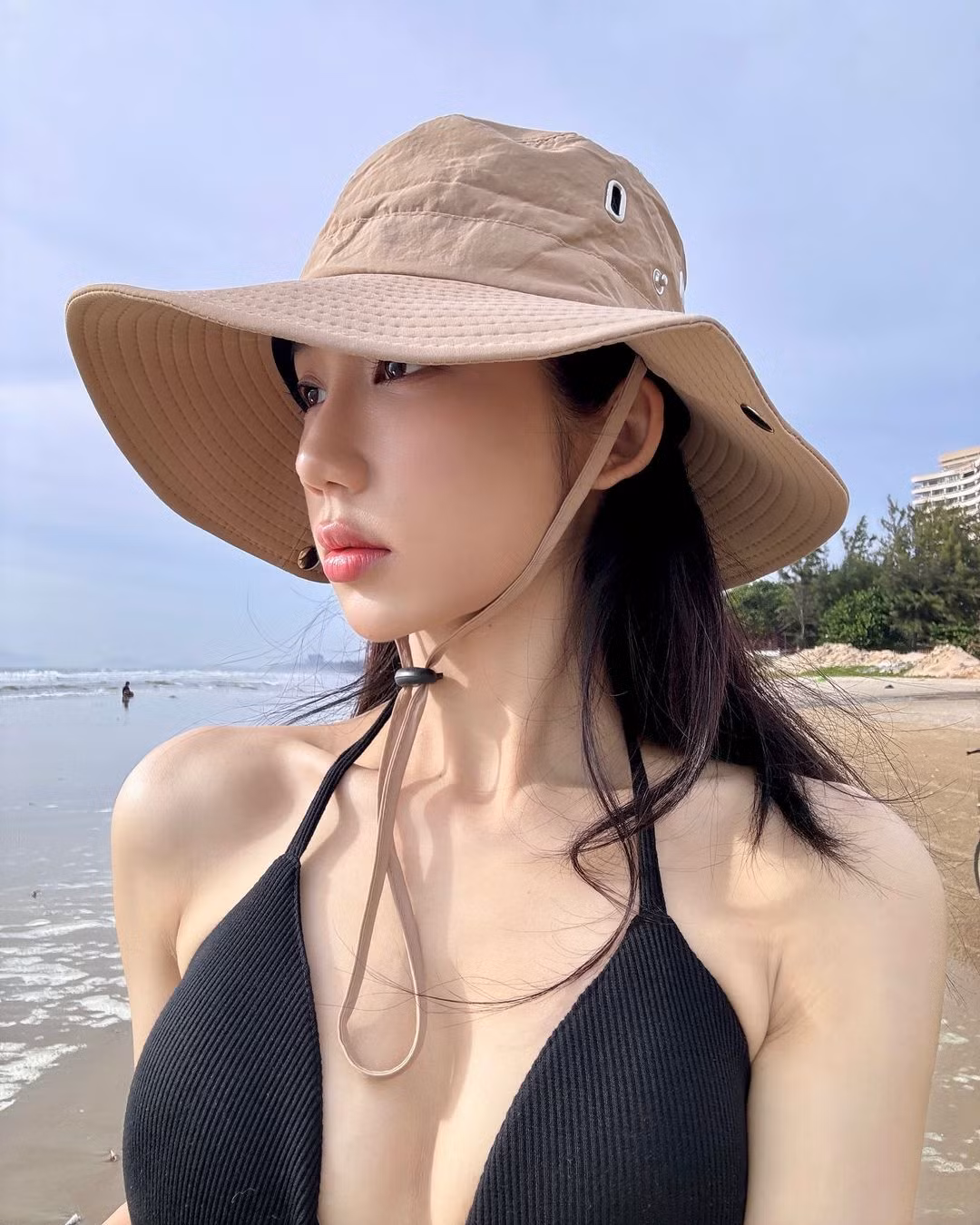Cô nàng diện bikini nhỏ xíu, khoe nước da trắng nuột nà, vòng eo con kiến săn chắc.