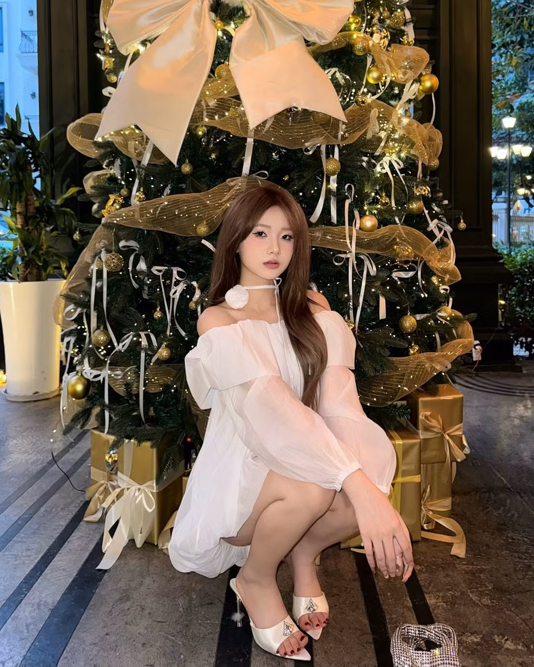 Mùa Giáng sinh đang đến gần và không khí lễ hội đã tràn ngập khắp nơi. Các trang mạng xã hội cũng không ngoại lệ khi tràn ngập những hình ảnh Giáng sinh đẹp lung linh. Các hot girl Việt Nam cũng không kém cạnh khi liên tục đăng tải những bức ảnh Giáng sinh xinh đẹp và quyến rũ.
