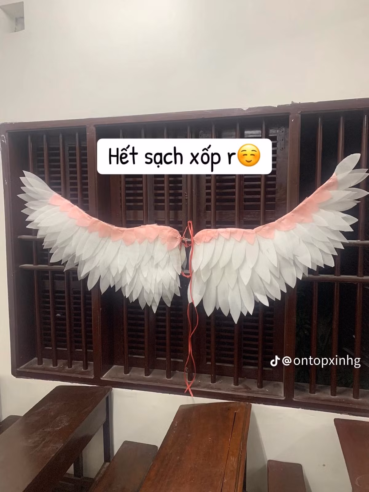 Đôi cánh thiên thần được tạo nên từ giấy xốp.